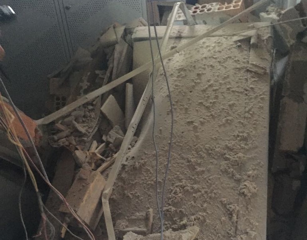 Cofre também foi atingido por explosão no banco (Foto: Divulgação/Polícia Civil)