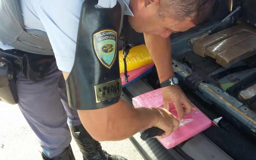 Policiais prenderam dois homens depois que acharam droga em carro (Foto: Divulgação/ Polícia Rodoviária Tatuí)
