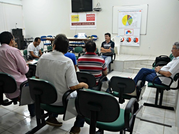 Na manhã desta sexta-feira (29), representantes da Adufac definiam pontos a serem abordados na assembleia (Foto: Aline Nascimento/G1)