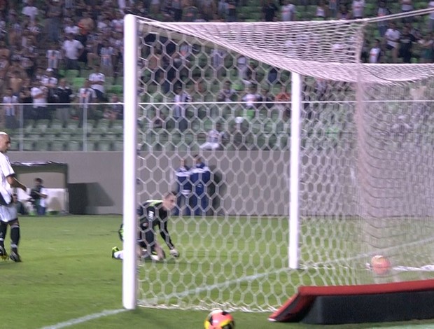 Victor, goleiro do Atlético-MG, falha no gol do Vasco (Foto: Reprodução / Premiere FC)