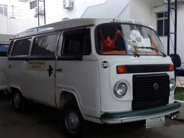 Marcelo foi pego com uma kombi adulterada na PE-60, onde fazia lotação de passageiros. Segundo a polícia, veículo foi roubado na Várzea, onde era usado como transporte escolar (Foto: Camila Torres / TV Globo)