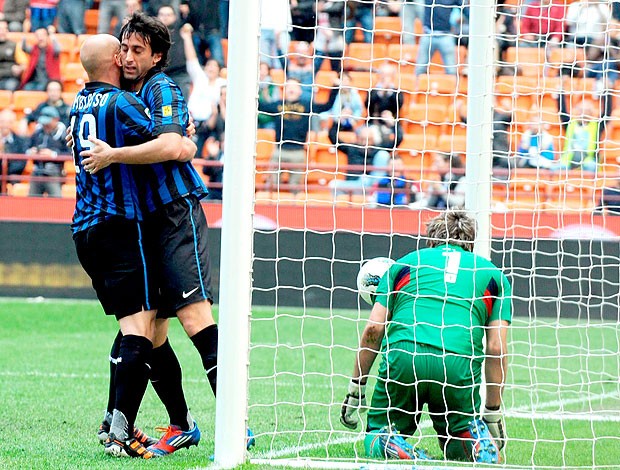 Diego Milito comemora gol do Inter de Milão contra o Genoa (Foto: EFE)