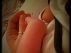 Alinne Moraes mostra pezinhos e mão de bebê
