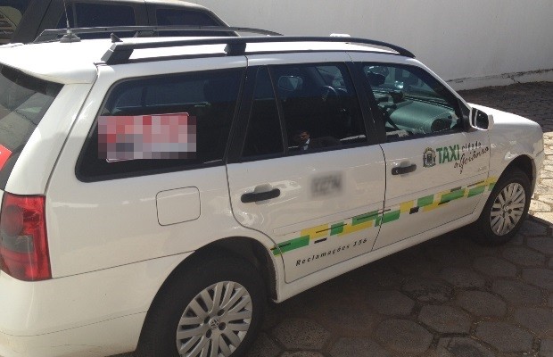 Táxi que suspeiro de esturo dirigia e onde taxista cometeu os abusos em Goiânia, Goia´s (Foto: Sílvio Túlio / G1)