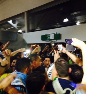 Palmeiras é recebido com festa de mais de 300 torcedores em Londrina