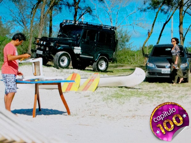 Lygia chega à praia e reencontra Gilson, o pai de Samuel (Foto: Cheias de Charme / TV Globo)
