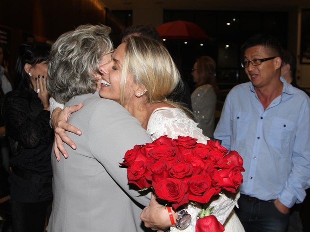 Adriane Galisteu recebe o carinho da mãe (Foto: Paduardo e Thiago Duran/AgNews)