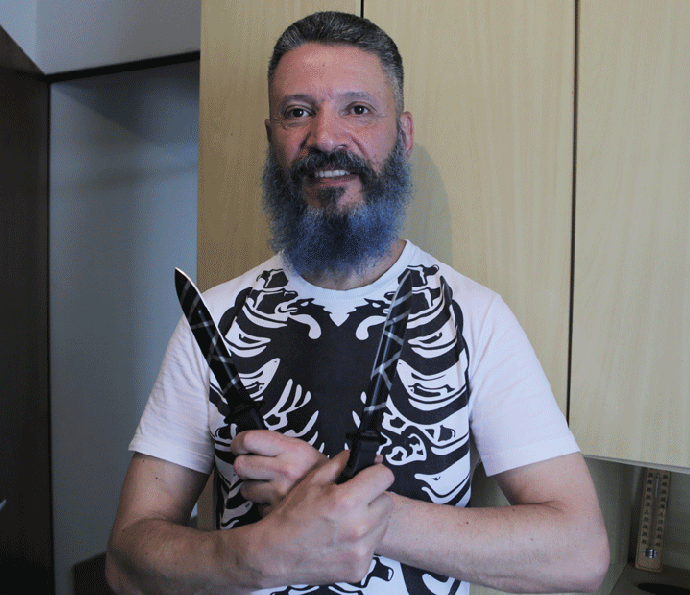 Laercio tem barba azul, coleção de facas e é designer de tatuagens (Foto: Gshow)