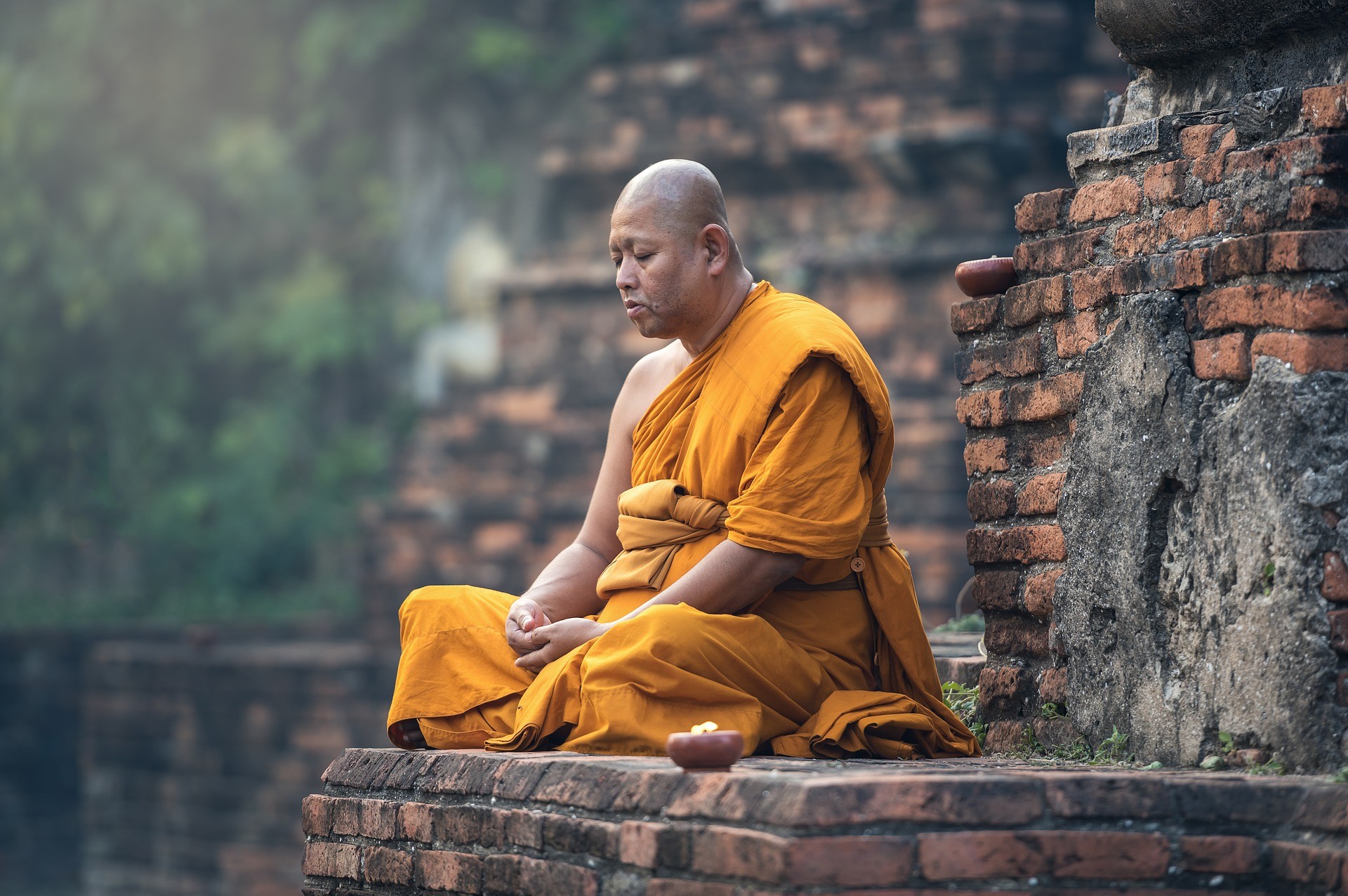 Monge budista durante meditação (Foto: Pixabay)