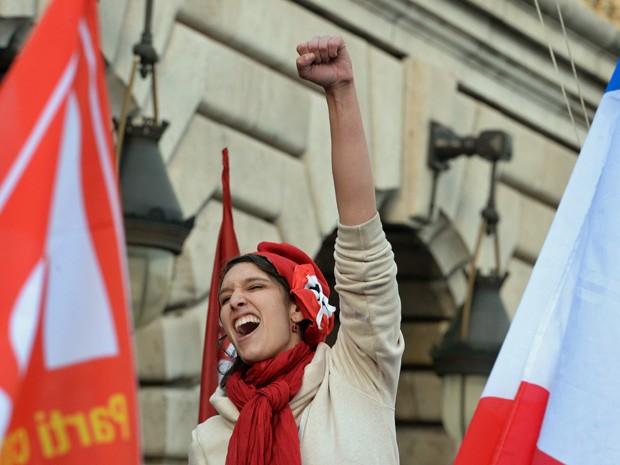 Jovem durante a manifestação em Paris, neste domingo (1º) (Foto: Pierre Andrieu/AFP)