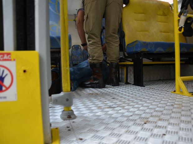 Homem é morto a tiros dentro de ônibus lotado em Vitória da Conquista  (Foto: Anderson Oliveira / Site: Blog do Anderson)