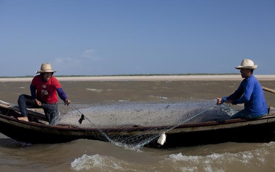 Pescadores artesanais em reserva extrativista (Foto: Enrico Marone/Divulgação Rare)
