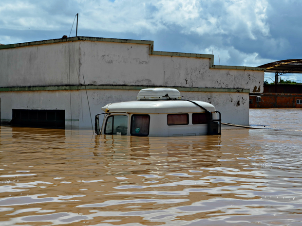 Imagem, da terça-feira (24), mostra caminhão submerso por cheia do Rio Acre nos municípios de Brasiléia e Epitaciolândia (Foto: Caio Fulgêncio/G1)