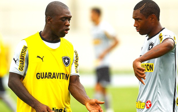 Seedorf e Vitinho no treino do Botafogo (Foto: Jorge William / Ag. O Globo)
