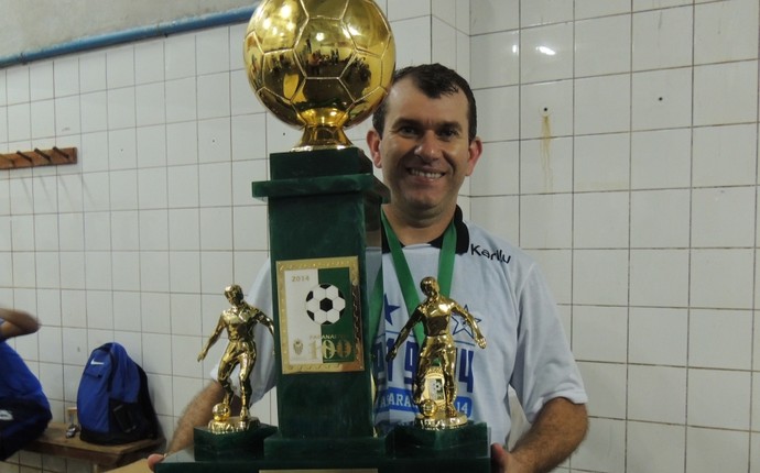 Claudio Tencati com o troféu de campeão paranaense: "Persistência,nos levou ao título". (Foto: Pedro A. Rampazzo/Site oficial do Londrina)