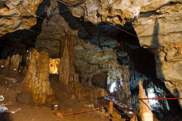  Interior da gruta de Manot, onde crânio de 55 mil anos foi encontrado (Foto:  Israel Hershkovitz, Ofer Marder &amp; Omry Barzilai   	 )
