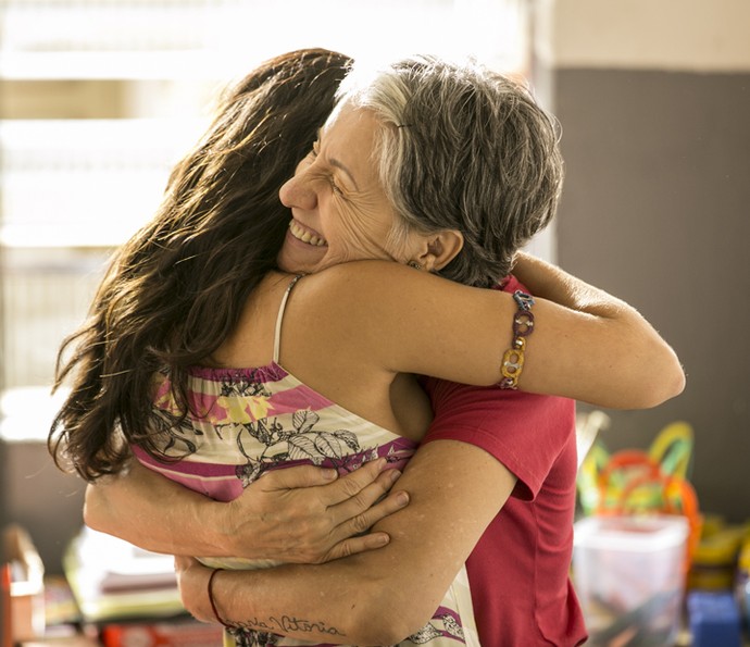 Que abraço gostoso esse da Vanessa Giácomo e Cassia Kis. Quem também quer? (Foto: Inácio Moraes/ Gshow)