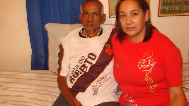 Fidélis, com a mulher Maria das Graças de Paula, na casa da família em São José dos Campos (SP) (Foto: Filipe Rodrigues/ Globoesporte.com)