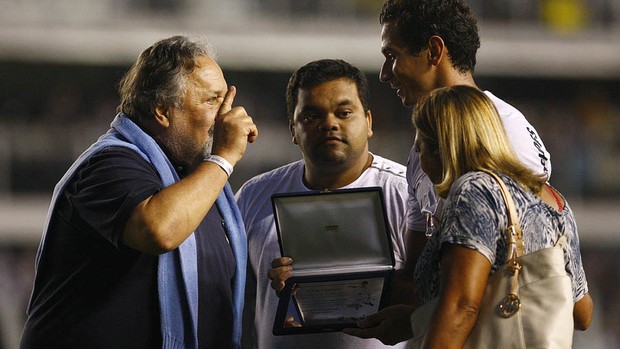 Luis Alvaro entrega placa para Ganso Santos (Foto: Divulgação/Flickr Santos FC)