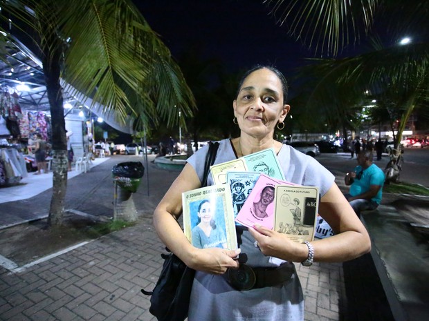 Mariquinha vende suas publicações na Feira de Artesanato da Pajuçara, em Maceió (Foto: Jonathan Lins/G1)