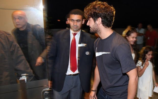 Alexandre Pato na chegada ao hotel da Seleção (Foto: Mowa Press)