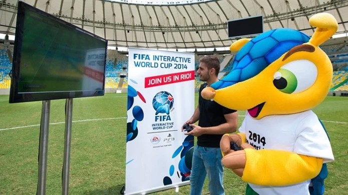 Fuleco, mascote da Copa, disputa partida com André Buffo, finalista 4 vezes na Copa do Mundo Interativa Fifa (Foto: Divulgação)