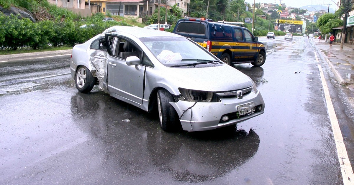 G1 Carro Bate Em Poste E 2 Homens Ficam Feridos Na BR 262 No ES