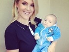 Ana Hickmann veste o filho com o uniforme do Grêmio