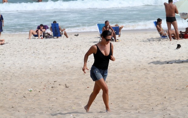 Guilhermina Guinle na praia da Barra da Tijuca, no RJ, com amiga (Foto: Wallace Barbosa / Agnews)