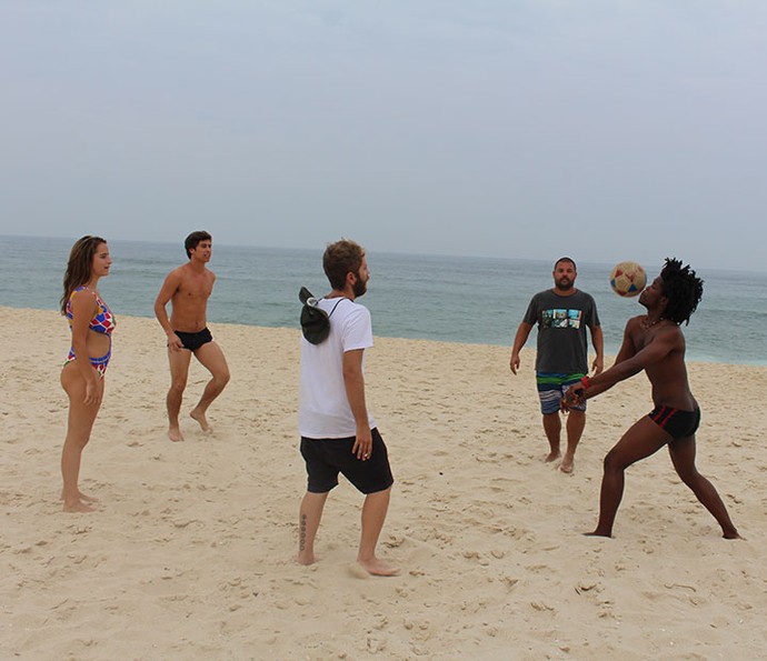 Atores de 'Malhação' jogam futevôlei em praia do Rio de Janeiro (Foto: Rodrigo Brisolla/Gshow)