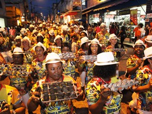 Vários grupos carnavalescos garantiram o ritmo da festa (Foto: Biné Morais/O Estado)