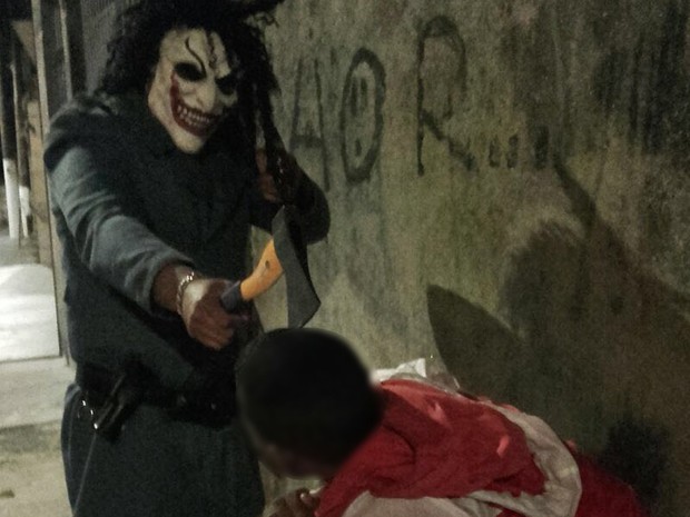 PM com machado e arma ameaça jovem; foto circula no WhatsApp (Foto: Divulgação/Ouvidoria das Polícias)