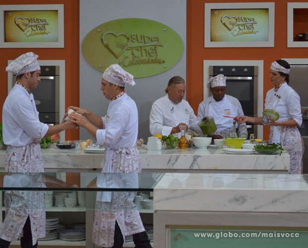 Chef Luciano Bosegga coloca as celebridades do Super Chef para trabalhar (Foto: Mais Você / TV Globo)