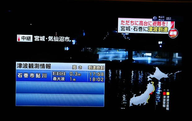TV japonesa mostra notícia sobre terremoto (Foto: Marcos Ribolli / Globoesporte.com)