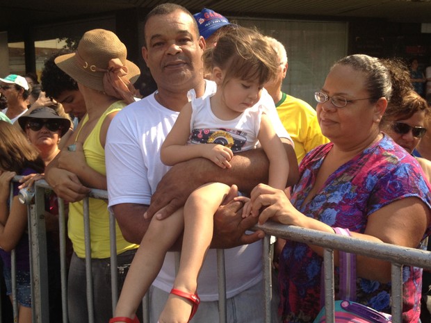 Famílias acompanham o desfile de 7 de Setembro em Goiânia, Goiás (Foto: Fernanda Borges/G1) Famílias acompanham o desfile de 7 de Setembro em Goiânia, Goiás (Foto: Fernanda Borges/G1)