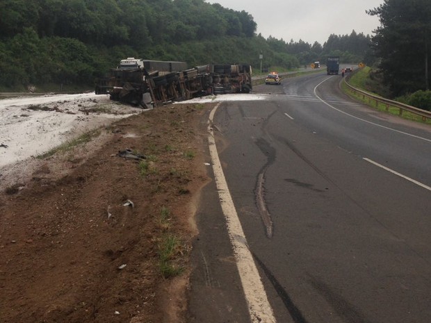 O caminhão, com placas de Jaraguá do Sul, em Santa Catarina, estava carregado com adubo. (Foto: Divulgação/PRE)
