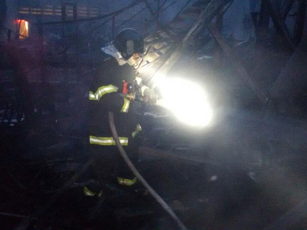 Incêndio em empresa de reciclagem na Mooca deixa feridos nesta sexta-feira (Foto: Divulgação/Corpo de Bombeiros)