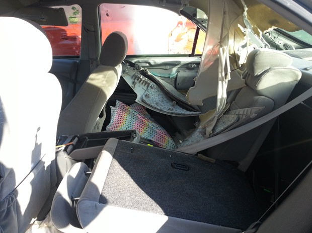 Urso danificou carro Toyota Camry em Red Lodge (Foto: Greg Creasy/AP)