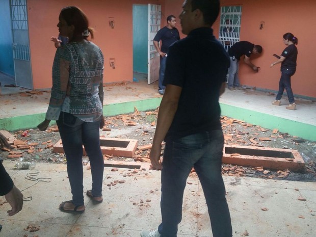 Menores quebraram telhas e atiraram contra PMs e monitores (Foto: Reprodução/Rede Amazônica)
