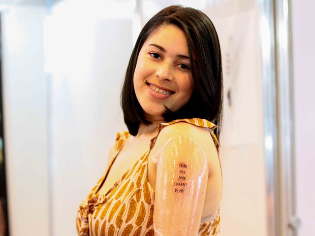 Estuadante Kamilla Pedrosa sorri satisfeita com sua nova tatto (Foto: Marlon Costa/Pernambuco Press)