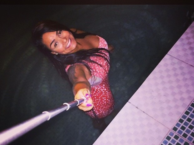Andressa Soares, a Mulher Melancia, entra na piscina de roupa (Foto: Instagram/ Reprodução)