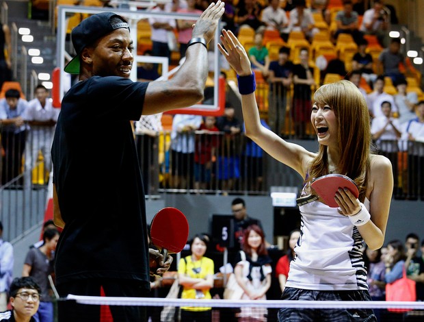 NBA derrick Rose chicago Bulls ao lado da atriz Shiga Lin (Foto: Agência Reuters)