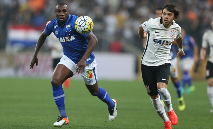 Corinthians vence o Cruzeiro na arena e leva vantagem mínima para BH