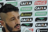 Curtinha: zagueiro Marquinhos ainda exibe marcas de batida na cabeça Curtinha: zagueiro Marquinhos ainda exibe marcas de batida na cabeça