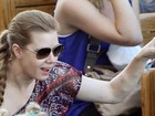 Amy Adams exibe nódulos estranhos no braço durante passeio em família