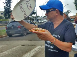 Professores levam pizza em protesto na Câmara Municipal de Campo Grande MS (Foto: Graziela Rezende/G1 MS) Professores levam pizza em protesto na Câmara Municipal de Campo Grande MS (Foto: Graziela Rezende/G1 MS)