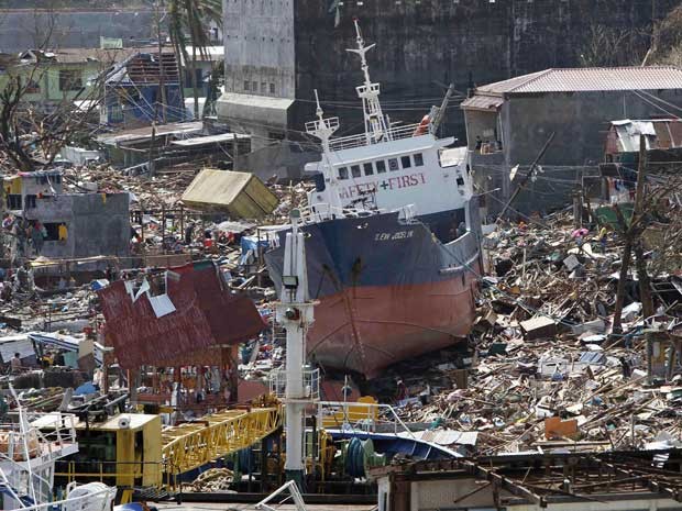 Força da tormenta e aumentou no nível do mar arrastou um navio de carga para a terra na região de Tacloban. (Foto: Romeo Ranoco / Reuters)