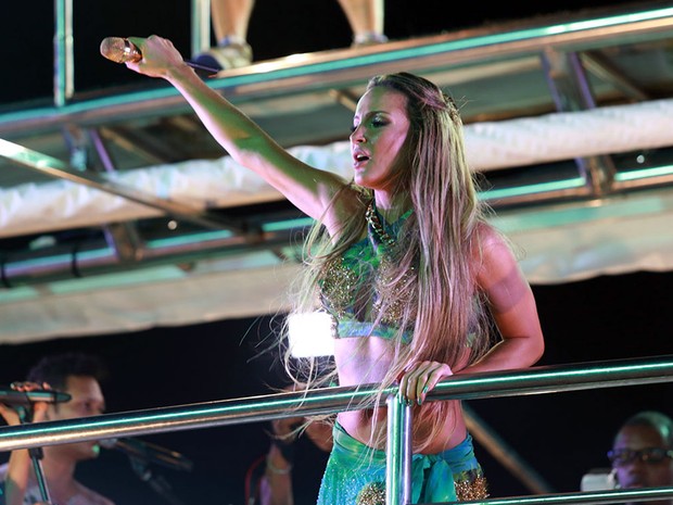 Claudia Leitte começou desfile com 1h30 de atraso (Foto: Mauro Zaniboni /Ag Haack)
