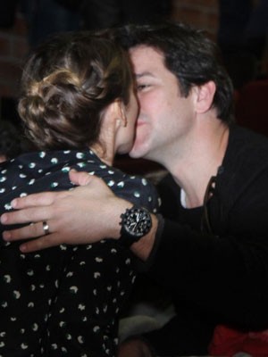 Débora e urilo trocam beijos após encenação (Foto: Thiago Duran/AgNews)