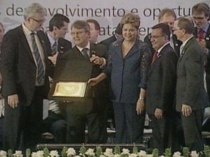 Dilma recebeu placa de agradecimento pelo encaminhamento de lei sobre as universidades comunitárias (Foto: Reprodução RBS TV)